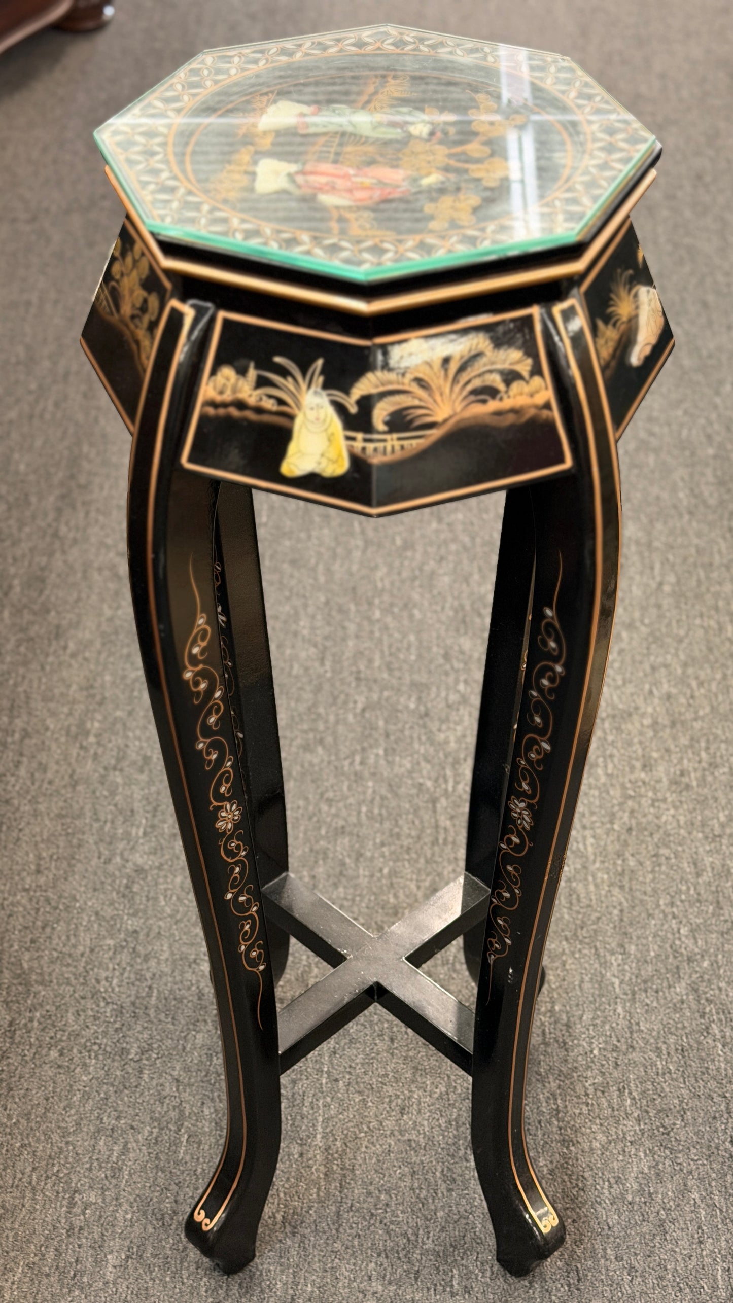 Traditional Chinoiserie black lacquer and gold plant stand pedestal with an octagonal top, intricate designs, and cabriole legs at 2nd Debut Houston consignment showroom