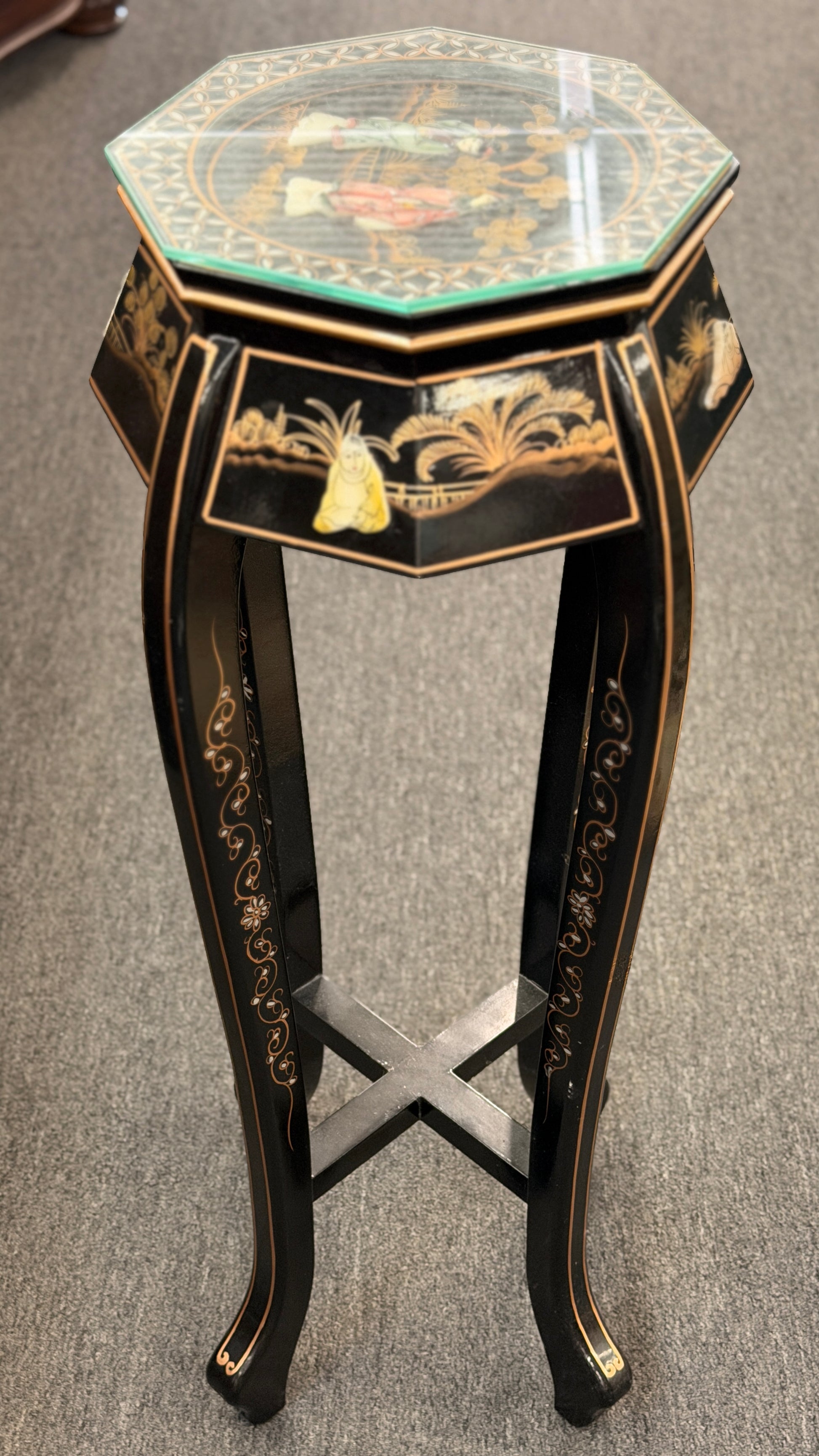 Traditional Chinoiserie black lacquer and gold plant stand pedestal with an octagonal top, intricate designs, and cabriole legs at 2nd Debut Houston consignment showroom