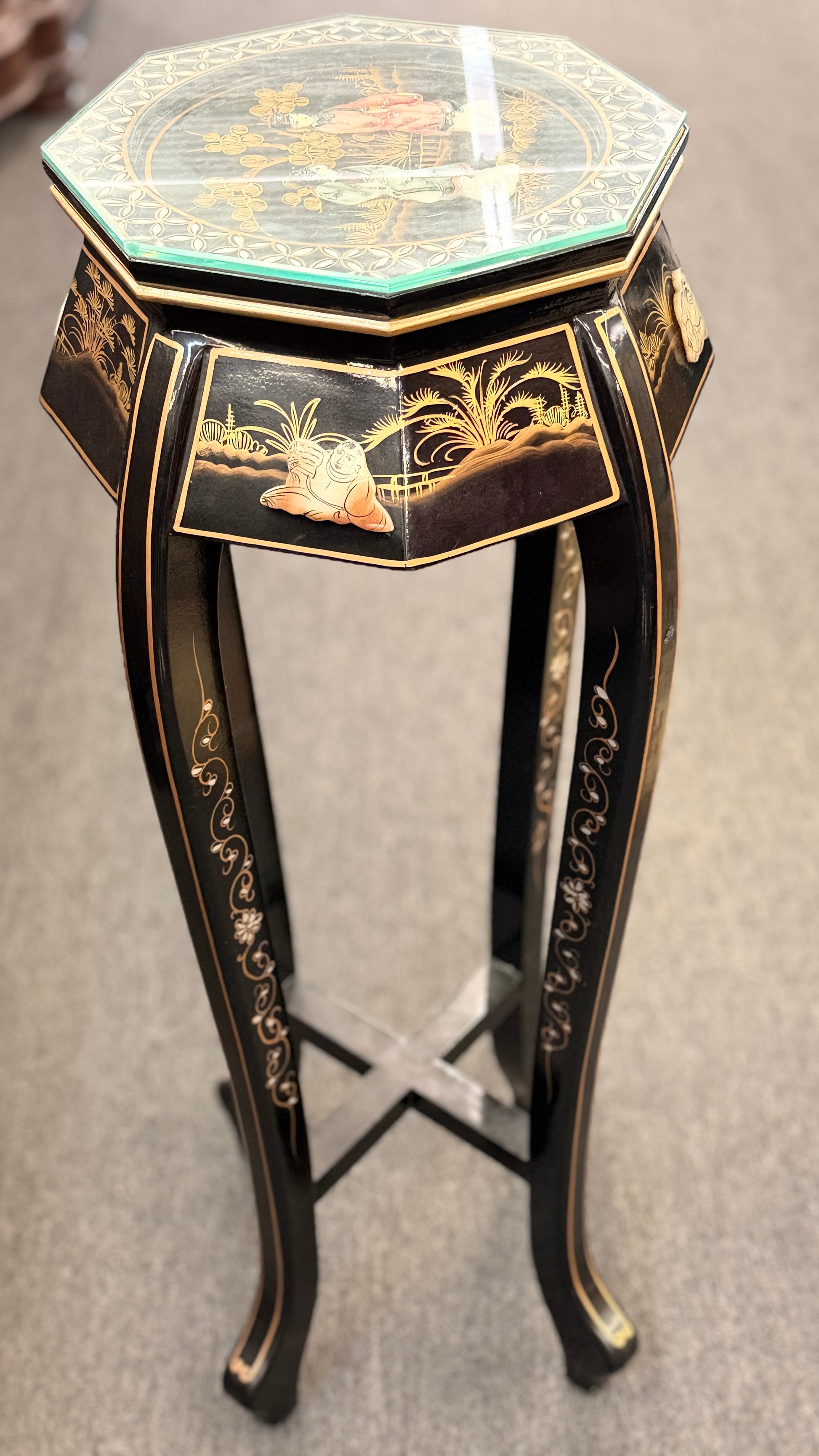 Traditional Chinoiserie black lacquer and gold plant stand pedestal with an octagonal top, intricate designs, and cabriole legs at 2nd Debut Houston consignment showroom