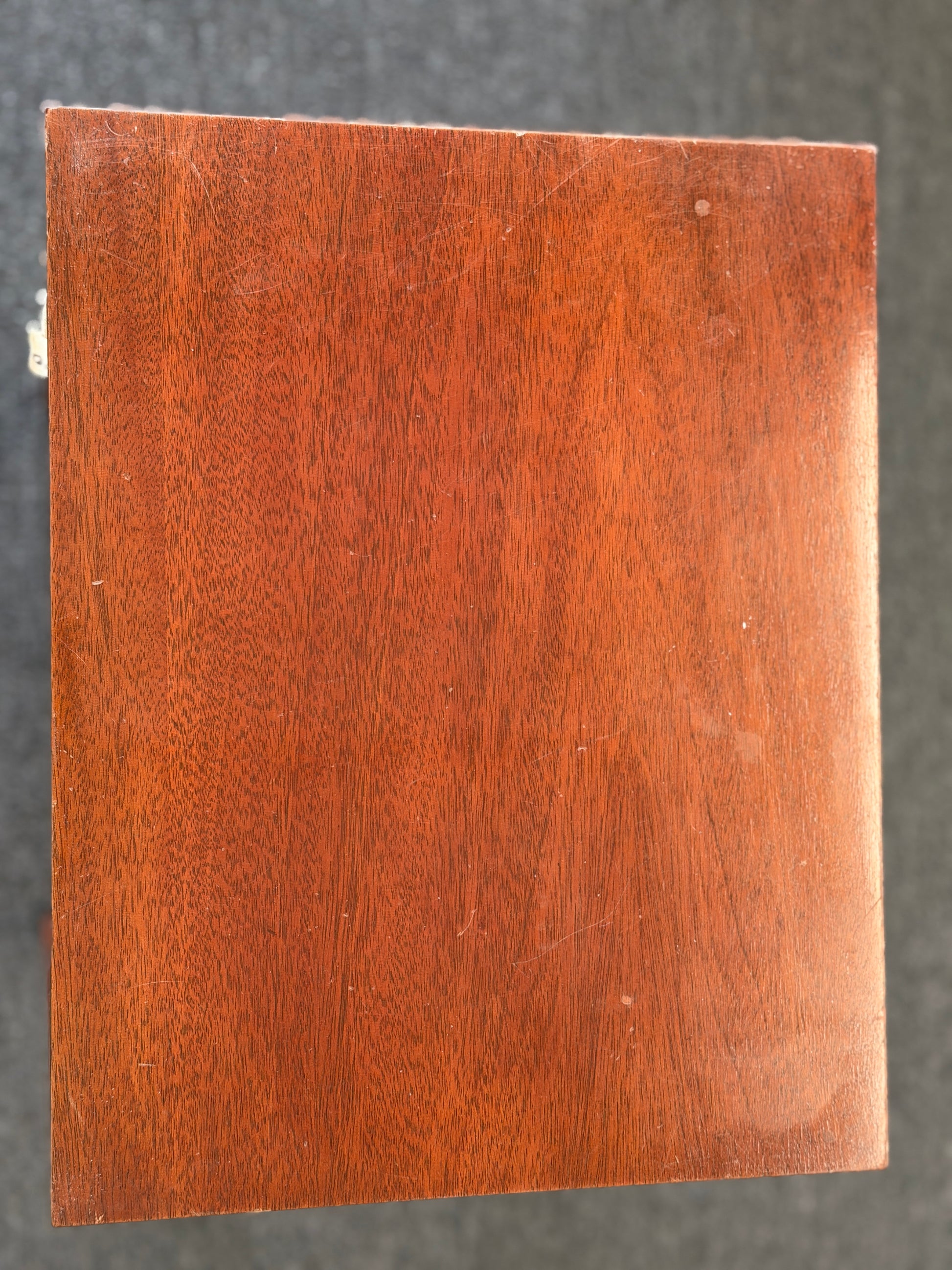 A Federal-style wood accent table featuring fluted corner accents, an arched apron, an oval rosette drop pull, an open lower shelf, and a glass top in good condition.