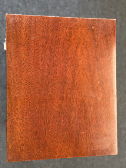 A Federal-style wood accent table featuring fluted corner accents, an arched apron, an oval rosette drop pull, an open lower shelf, and a glass top in good condition.