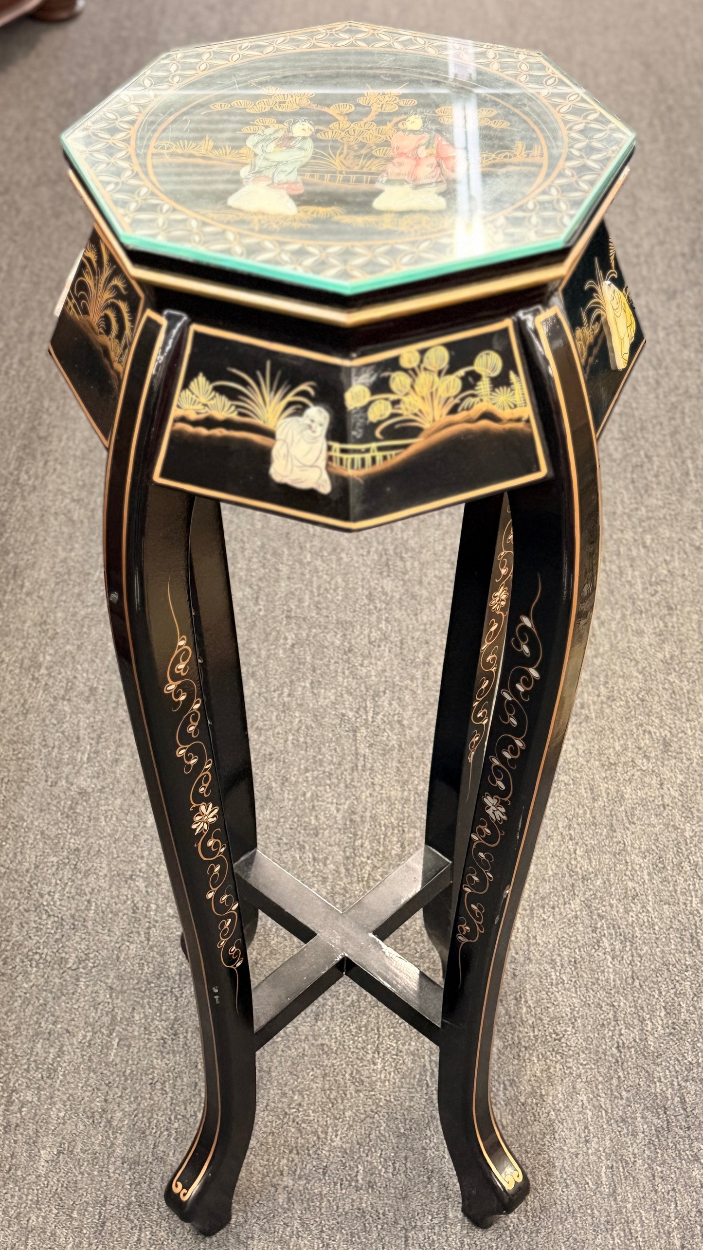 Traditional Chinoiserie black lacquer and gold plant stand pedestal with an octagonal top, intricate designs, and cabriole legs at 2nd Debut Houston consignment showroom
